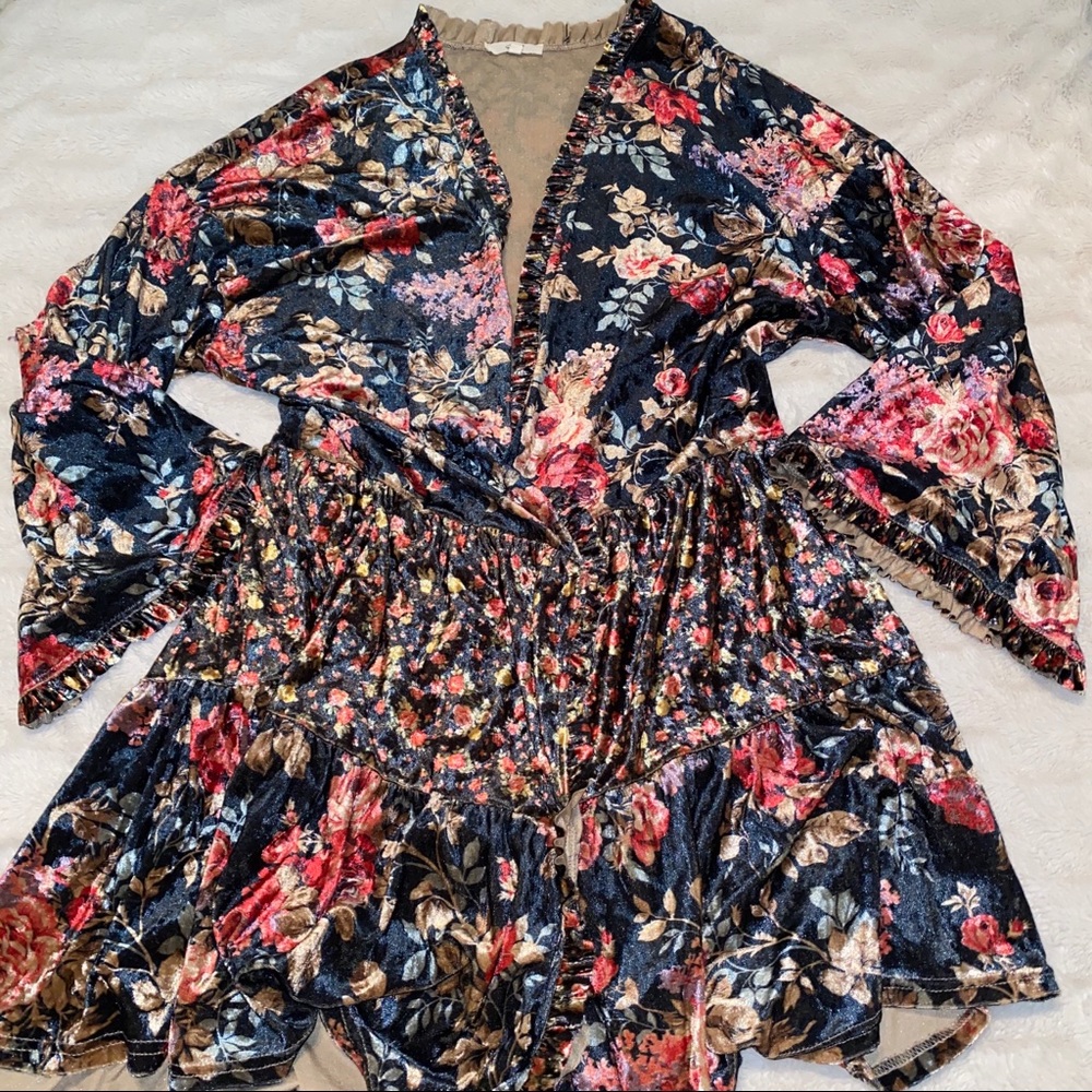 Easel velvet floral kimono size small oversized